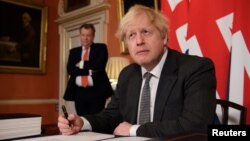 英国首相鲍里斯·约翰逊（Boris Johnson）在英国伦敦唐宁街10号签署了脱欧贸易协议。（2020年12月30日）
