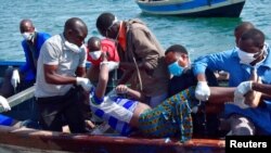 Shughuli za uokoaji zikiendelea katika ajali ya Ferry MV Nyerere katika ufukwe wa kisiwa cha Ukerewe, ziwa Victoria, Tanzania, Septemba 21, 2018