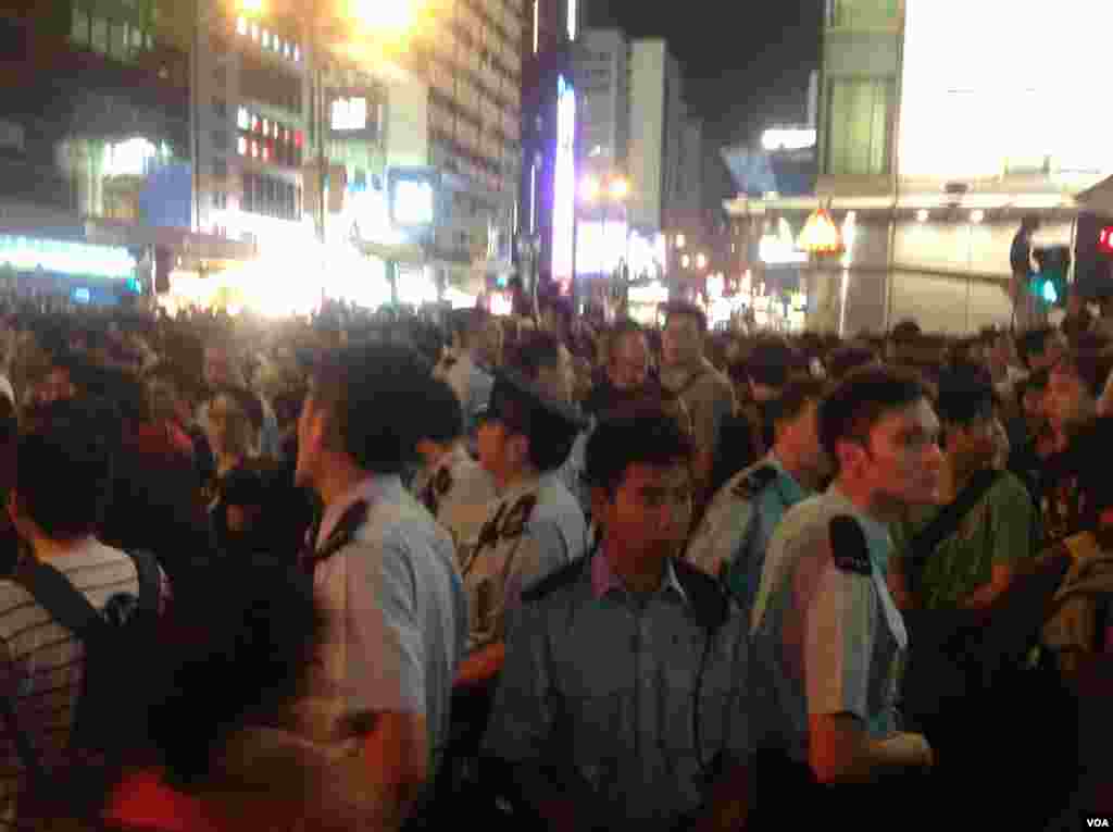 旺角爆发支持和反占中人士的大规模对峙 (美国之音海彦拍摄) 