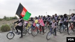 این رقابت در دامنۀ یک کوه و دور از انزار عامه برگزار شد.