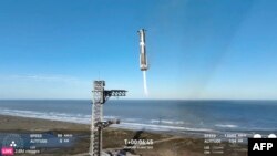 Возвращение ракеты Starship Super Heavy компании SpaceX после испытательного пуска в январе 2025 года
