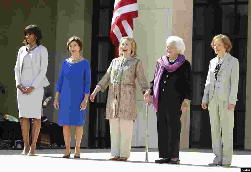 Ibu Negara AS Michelle Obama (kiri) berpose bersama mantan ibu negara AS, Laura Bush, Hillary Clinton, Barbara Bush dan Rosalynn Carter saat menghadiri upacara peresmian Perpustakaan dan Museum George W. Bush di Dallas, Texas.