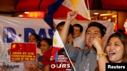 12일 유엔 국제상설중재재판소가 필리핀 정부에서 제기한 남중국해 소송 판결을 통해 중국의 영유권 주장을 일축한 가운데, 필리핀 마닐라의 활동가들의 중재재판소 결정에 환호하고 있다.
