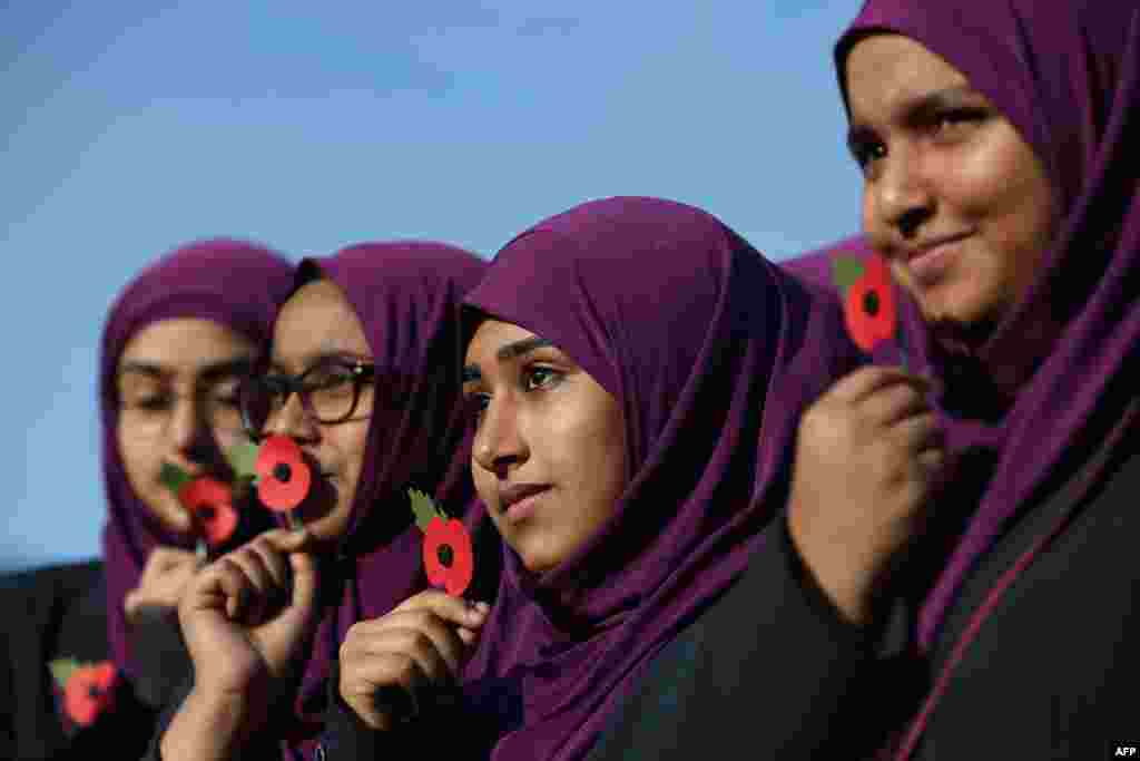 Murid-murid dari sekolah perempuan Eden ikut mengheningkan cipta memperingati &#39;Armistice Day&#39; (hari gencatan senjata pada Perang Dunia I) di London, Inggris.