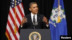 Le président Obama prenant la parole au Lycée de Newtown (16 déc. 2012)