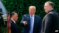Le président Donald Trump s'entretient avec Kim Yong Chol, à gauche, ancien chef des renseignements militaires nord-coréen et l'un des proches collaborateurs du leader Kim Jong Un, en prescience du secrétaire d'Etat américain Mike Pompeo, à droite, à Washington, 1er juin 2018.