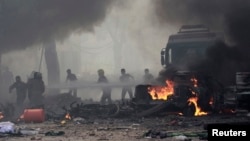 9月6日居民正在莱卡扑灭叙利亚政府军空袭造成的大火