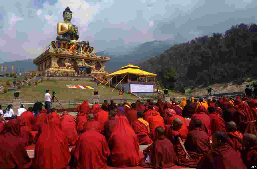 Para bhiksu dan umat Budha menghadiri peresmian patung Sang Buddha setinggi sekitar 40 meter oleh pemimpin spiritual Tibet, Dalai Lama di Taman Buddha di Rabong, India.