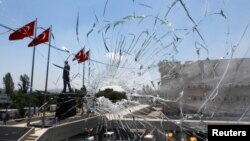 
土耳其安卡拉警察总部在未遂政变中一扇被砸坏的窗户 （2016年7月18日）
