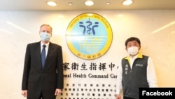 美国在台协会处长郦英杰(左）2020年4月1日拜访台湾中央流行疫情指挥中心指挥官，台湾卫生福利部部长陈时中(AIT 脸书)