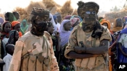 Dua orang tentara Chad melakukan penjagaan di sebuah kamp pengungsi (foto; dok). 