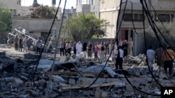 31일 이스라엘 군이 가자지구를 폭격한 후, 팔레스타인 조사단이 폐허가 된 우유공장 주변을 수색하고 있다. 