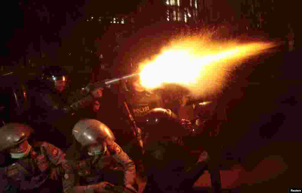 Polisi anti huru-hara menembakkan gas air mata untuk membubarkan demonstran mahasiswa yang memprotes rencana pemerintah untuk menaikkan harga BBM di Makassar, Sulawesi Selatan.
