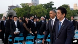Perdana Menteri Jepang Shinzo Abe dan Presiden AS Barack Obama di Hiroshima, Mei 2016. (AP/Carolyn Kaster)