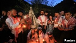 کۆمەڵێک گەنجی ئێزدی لە مەڕاسیمی جەژنی چوارشەممە سوور