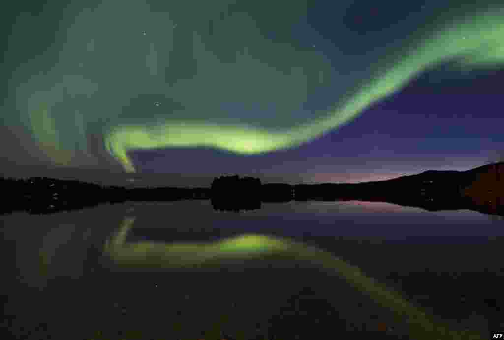 ពន្លឺ​ធម្មជាតិ​ Aurora Borealis លាត​សន្ធឹង​ពេញ​ផ្ទៃ​មេឃ​ពេល​យប់​នៅ​ភូមិ Erikslund ក្រុង Vaesternorrland ប្រទេស​ស៊ុយអែត កាល​ពី​ថ្ងៃ​ទី២៣ ខែ​សីហា ឆ្នាំ​២០១៦។&nbsp;