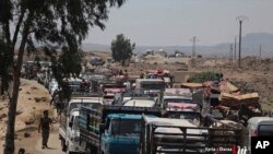 시리아 남부 다라주에서 주민들이 시리아 정부의 군사 공세를 피해 피난가고 있다. 