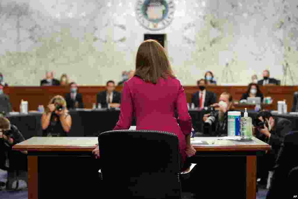 에이미 코니 배럿 미국 대법관 지명자가 12일 상원 법사위원회 인준 청문회에 출석했다.