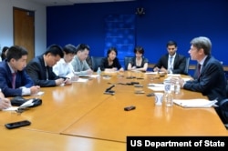 国务院人权助卿马利诺夫斯基对中外媒体说明人权对话讨论内容（照片来源：美国国务院）