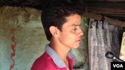 A resident of a slum, Devraj Singh, wants a government that will lower prices and provide jobs, in New Delhi, India, April 4, 2014. (Anjana Pasricha for VOA)