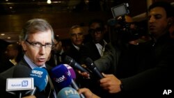 리비아 담당 베르나르디노 레온 유엔 특사가 8일 모로코에서 기자회견을 하고 있다.