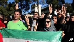 Iranianos comemoram o acordo enquanto esperam a chegada do Primeiro Ministro Mohammad Javad Zarif em aeroporto de Teerã.