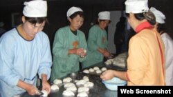 영국의 대북 지원단체 '북녘어린이사랑(Love North Korea Children)'이 북한에서 운영하는 빵공장에서 어린이들을 위한 빵을 만들고 있다. 사진 출처= '북녘어린이사랑' 웹사이트.