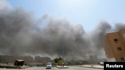  دود ناشی از بمباران هوایی ارتش سوریه روی مواضع پیکارجویان داعش - رقه، ۲۶ مرداد ۱۳۹۳