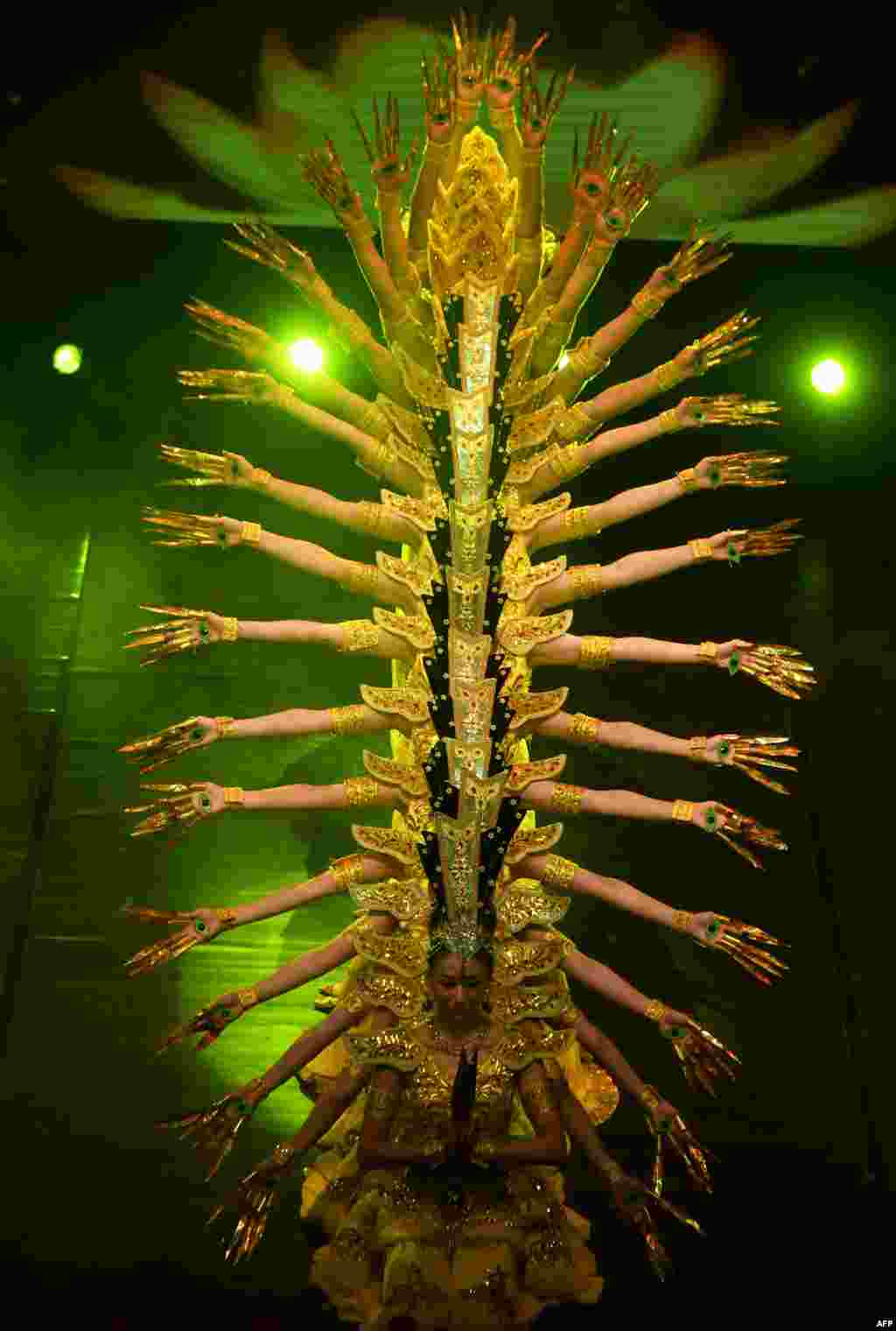 អ្នក​របាំ​ចិន​សម្តែង​នៅ​ក្នុង​ពិធី​អបអរ​ Spring ដើម្បី​ស្វាគមន៍​ពិធីបុណ្យ​ចូល​ឆ្នាំ​ចិន​នៅ​ក្នុង​ទីក្រុង​ Kolkata ប្រទេស​ឥណ្ឌា​កាលពី​ថ្ងៃទី​១២ កុម្ភៈ ២០១៨។