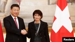 دوریس لیوتار رئیس جمهوری کنفدراسیون سویس در کنار رئیس جمهوری چین. 