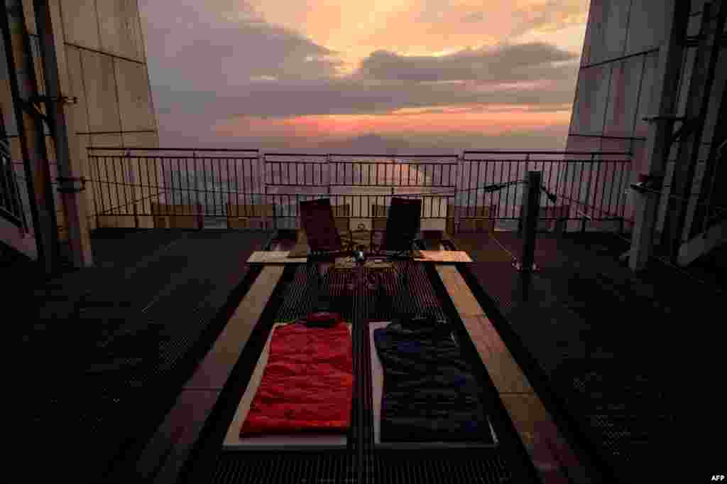 한국 최고층 건물인 555 미터 높이의 서울 롯데타워에서 &#39;썸머페스트&#39; 행사의 일환으로 높은 곳에서 캠핑체험을 할 수 있게 침낭을 펼쳐 놓았다.