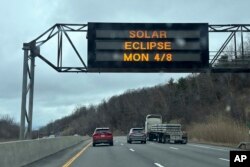 Znak na autoputu u Njujorku obaveštava vozače o pomračenju Sunca 8. aprila 2024. (Foto: AP/Ted Shaffrey)