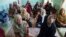 Sejumlah perempuan Afghanistan mengikuti arahan terkait bahaya ranjau yang diadakan oleh lembaga Halo Trust di sebuah masjid di distrik Jaghatu, provinsi Ghazni, Afghanistan, pada 13 Mei 2024. (Foto:AFP/Wakil Kohsar)