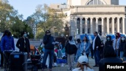 በኮሎምቢያ ዩንቨርስቲ 'ኮሎምቢያ በ1968' የተሰኘውን ኮርስ የሚሰጡት የታሪክ መምህር ፍራክ ገርዲ፣ በኒው ዮርክ ተቃውሞ ለሚያካሂድቱ ተማሪዎች ንግግር ሲያደርጉ - ሚያዚያ 25፣ 2024