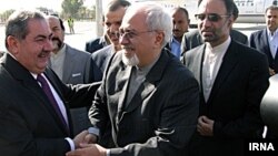 Antigo campeão de surf, Chris de Aboitiz, apanha onda com os seus cães Millie e Rama numa praia perto de Sydney.