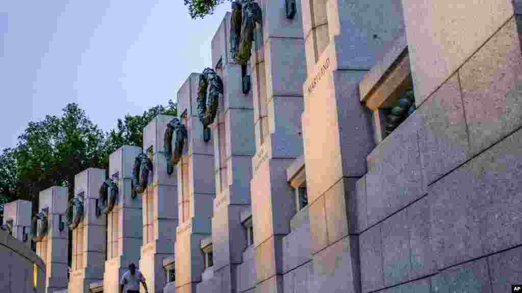 Wani ma&#39;akacin na hukumar kula da wuraren shaktawa na sa ido a dandalin tunawa da &#39;yan mazan jiya&nbsp;&nbsp;&nbsp;&nbsp;&nbsp;&nbsp; &nbsp;