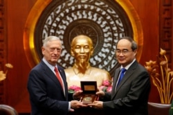 资料照片：越共胡志明市市委书记阮善仁会晤来访的美国国防部长马蒂斯。(2018年10月16日)