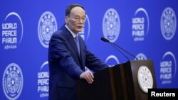 中国国家副主席王岐山2019年7月8日在北京清华大学举行的第八届世界和平论坛开幕式上讲话。