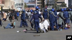 Waandamanaji huko Zimbabwe wakizuiwa na polisi kuandamana dhidi ya serikali ya Rais Mnangagwa