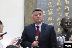 美国国会参议院外交关系委员会亚太小组委员会主席科里·加德纳2018年5月26日在台湾外交部接受媒体采访。（美国之音记者杨明）