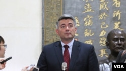 美国国会参议院外交关系委员会亚太小组委员会主席科里·加德纳2018年5月26日在台湾外交部接受媒体采访。（美国之音记者杨明）