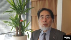 日本时事通信社编辑局解说委员铃木美胜认为，安倍这次改组党领导层和内阁，是着眼国内政治因素(美国之音歌篮拍摄)