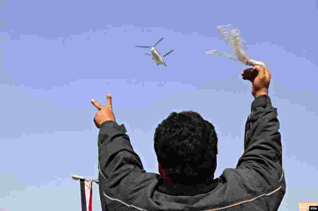 Pro-government crowds gather in Cairo&#39;s Tahrir Square, (Hamada Elrasam for VOA).