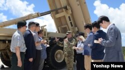 지난 18일 미군이 처음으로 괌 기지에 배치한 사드 포대를 한국 언론에 공개한 가운데, 미군 관계자가 한국 취재진에 사드 미사일에 대해 설명하고 있다. (자료사진)