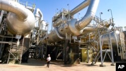 Нефтеперерабатывающий комплекс на месторождении Тенгиз (архивное фото)