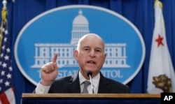 فرماندار جری براون،‌‌ اول ماه می، در ساکرامنتو، مرکز ایالت کالیفرنیا