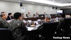 정승조 한국 합참의장과 마틴 뎀프시 미국 합참의장이 18일 오후 제37차 군사위원회 회의(MCM)를 화상회의로 진행하고 있다. 이번 MCM 회의는 워싱턴에서 개최될 계획이었나 최근 한반도 안보상황을 고려해 원격 화상회의 방식으로 진행됐다.