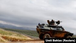 一辆土耳其坦克在与叙利亚边境附近巡逻（资料图）