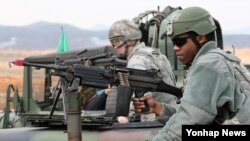 이달 14일 미한연합훈련인 '키 리졸브' 연습과 연계해 경기도 평택 오산 미공군기지 인근에서 실시된 기지 방어 훈련에 참가한 미군들.