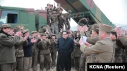 Pemimpin Korea Utara Kim Jong-un memandu peluncuran roket di Pyongyang (4/3).